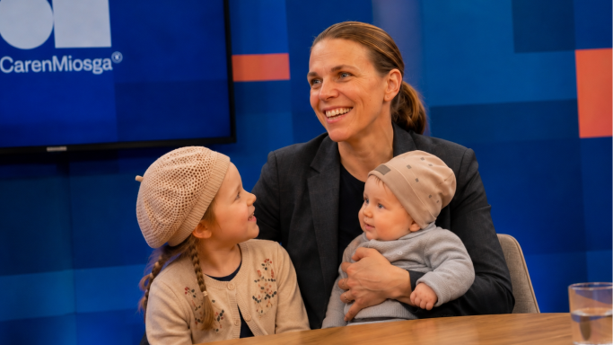 Elen lächelnd mit Kindern